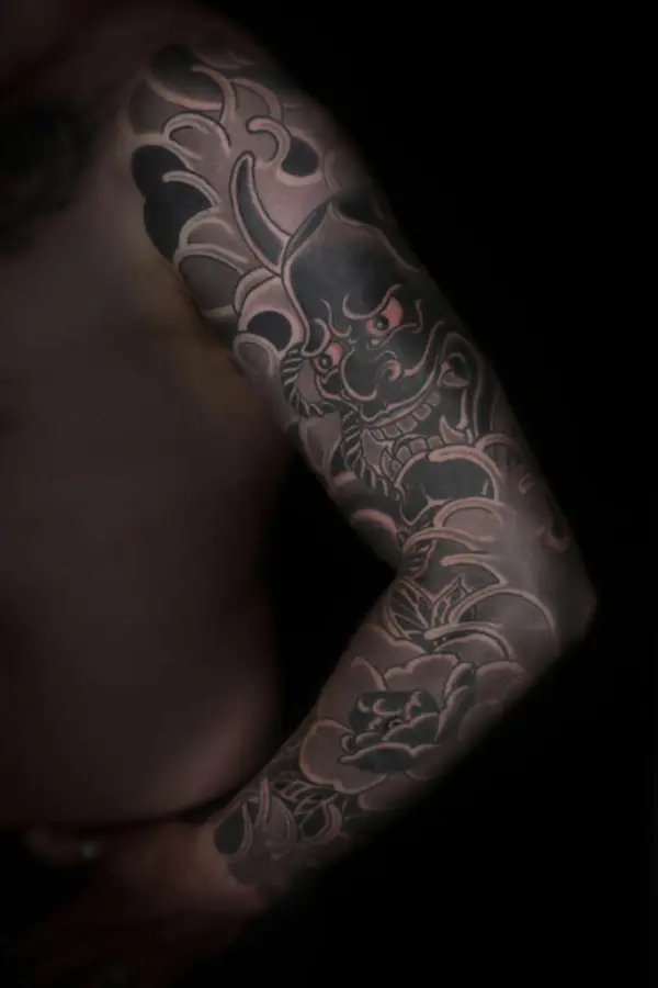 Hannya-Maske mit Blüten in Black & Grey