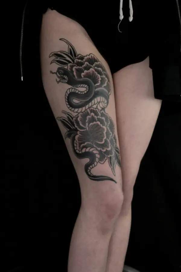 Irezumi Oberschenkel-Tattoo mit Schlange und Pfingstrose