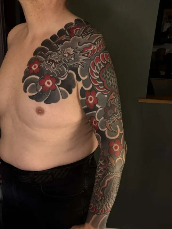 Japanischer Drachen-Sleeve im traditionellen Irezumi-Stil, tätowiert im Elsass nahe der Schweizer Grenze