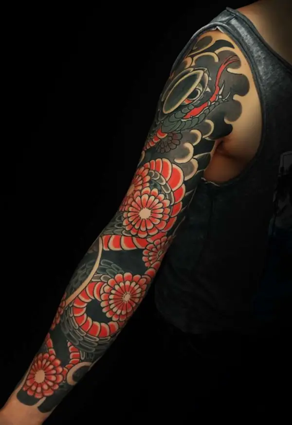 Kompletter Ärmel (Nagasode) mit Schlange und Chrysanthemen (Kiku) im Irezumi-Stil, tätowiert im Studio Nuevo Mundo nahe der Schweizer Grenze